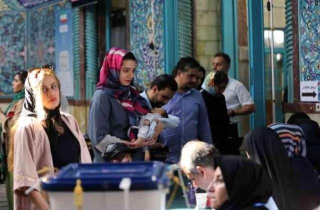 İran'da cumhurbaşkanı seçimlerinin ikinci turu başladı! Reformcular ve Muhafazakarlar arasında kıran kırana yarış