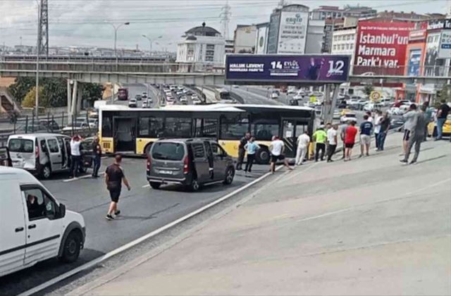 Esenyurt'ta İETT otobüsü direğe çarpıp yola savruldu! Edirne istikameti trafiğe kapandı
