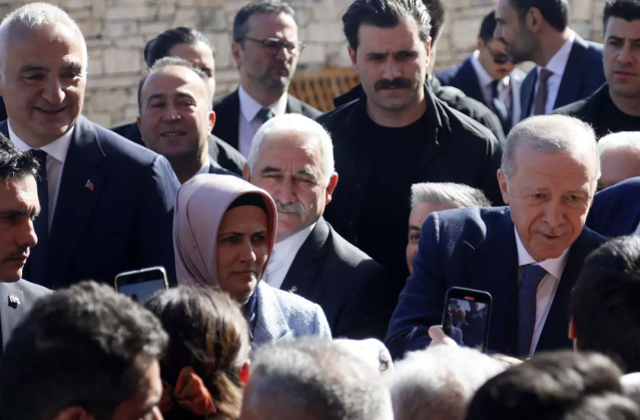 Açık destek mi? Cumhurbaşkanı Erdoğan'ın ziyaretine Bakan Ersoy'da eşlik etti