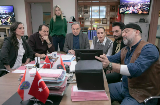 Arka Sokaklar 704. bölüm izle tek parça! Arka Sokaklar yeni bölüm kesintisiz HD izleme linki