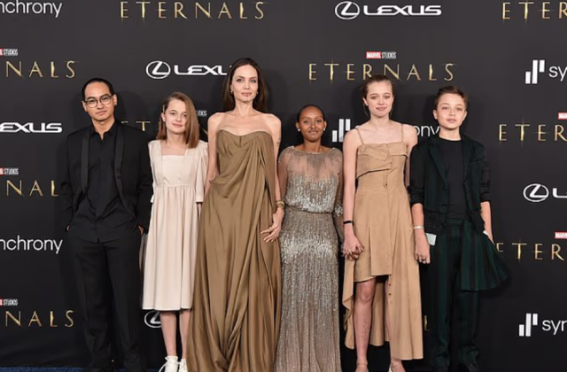 Angelina Jolie kızı Shiloh, arabada kız arkadaşı ile öpüşürken görüntülendi