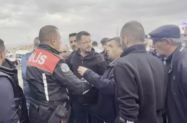 Polis cenazesi konvoyuna saldırı! Taş ve sopalarla vurdular