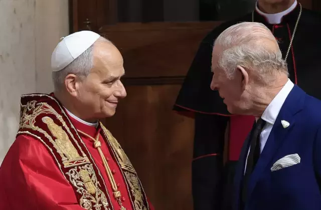 Vatikan'da 5 asır sonra bir ilk! İngiliz Kralı, Papa ile dua etti
