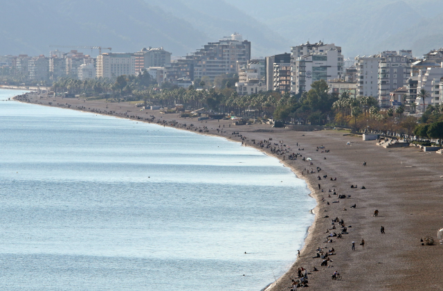 Antalya'da vatandaşlar gündüz güneşlenip, akşam soba yakıyorlar