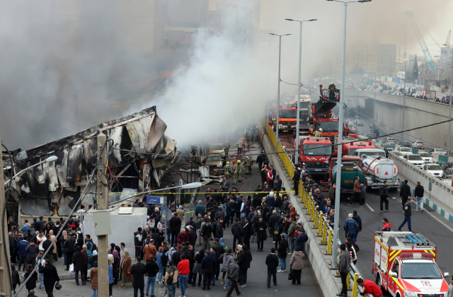 Tahran'daki bir çarşıda yangın çıktı: 200 dükkan küle döndü