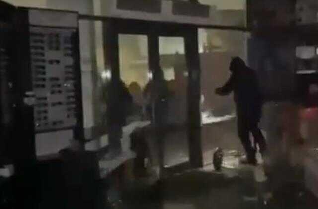 Halkın sokağa döküldüğü Kazakistan'da sular durulmuyor! Dükkanları yağmalamaya başladılar