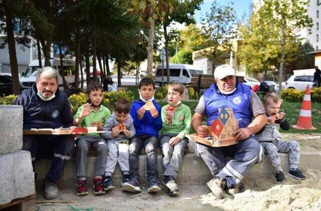 Mahallenin çocukları birleşip kaldırım çalışması yapan belediye ekiplerine yardım etti