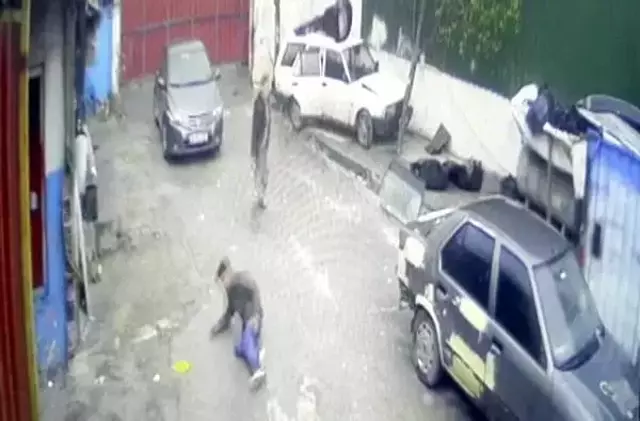 Son dakika haber: Üzerine doğru yürüyen arkadaşını bacağından vurdu...O anlar kamerada