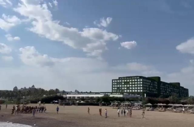 Gökyüzünde can pazarı! Paraşüte binen anne ve 2 kızı havada asılı kaldı