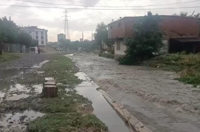İstanbul'da sağanak yağışa teslim! Esenyurt'ta araçlar mahsur kaldı, evleri su bastı