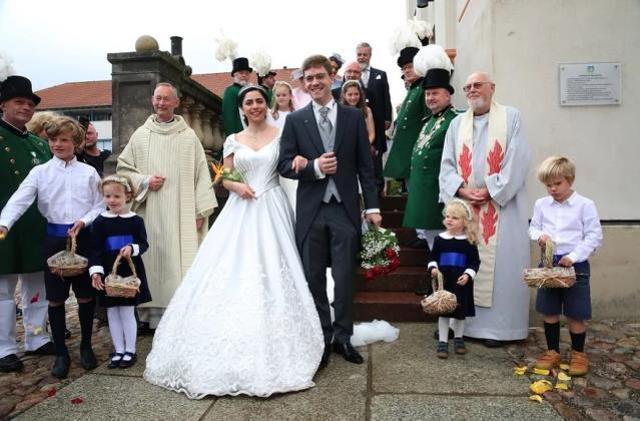 Bir eğlencede tanıştığı prensle evlenen Mersinli Hande 'Düşes' unvanını aldı