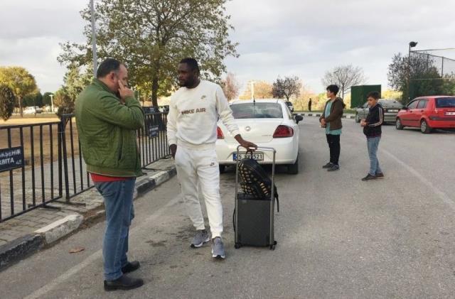 Manisa'daki maçta şaka gibi olay! Nijeryalı forvet duşta unutuldu, vatandaşlar yardım etti