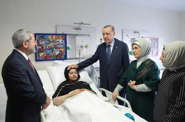 Cumhurbaşkanı Erdoğan, enkazdan 248. saatte kurtarılan Aleyna'yı hastanede ziyaret etti