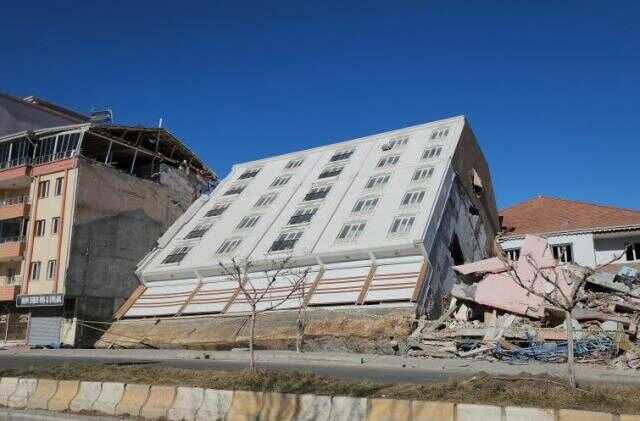 Deprem bölgesindeki ibretlik bina! Görenler fotoğraf çektirmeden geçmiyor
