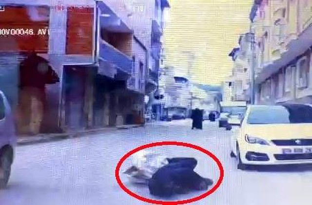 Film sahnelerini aratmayan olay! Aracın önüne atlayıp kaza süsü vermeye çalıştı, gerçek kamerada ortaya çıktı