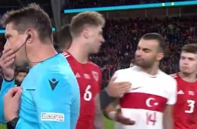 Abdülkerim Bardakcı maç sonu susmak bilmeyen Galli futbolcuyu fena tiye aldı