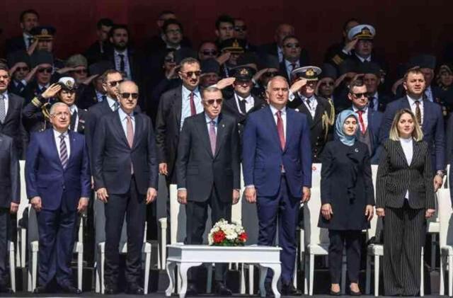 Çanakkale'deki törende tüyleri diken diken eden görüntü! Zafer geçişine TCG Anadolu da katıldı