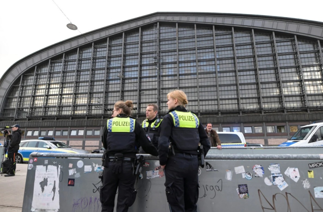 Almanya'da tren istasyonunda bıçaklı saldırı: 6'sı ağır, 12 yaralı