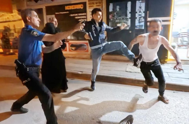 Meydan savaşı çıktı! Polise bıçak çekip saldırdılar, işte o anlar