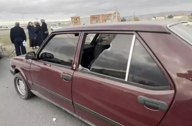 Polis cenazesi konvoyuna saldırı! Taş ve sopalarla vurdular
