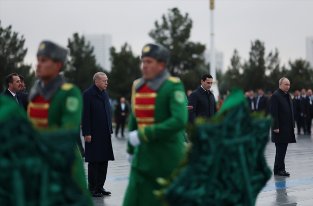 Cumhurbaşkanı Erdoğan Türkmenistan'da! Bir yanında Putin diğer yanında Pezeşkiyan