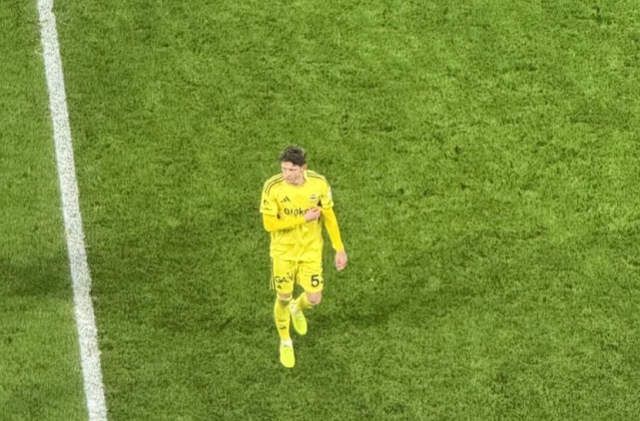 Tüm takım taraftarların yanına giderken Szymanski'den olay yaratacak hareket