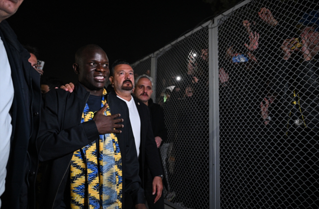 N'Golo Kante İstanbul'a geldi, Fenerbahçe taraftarı havalimanını yaktı