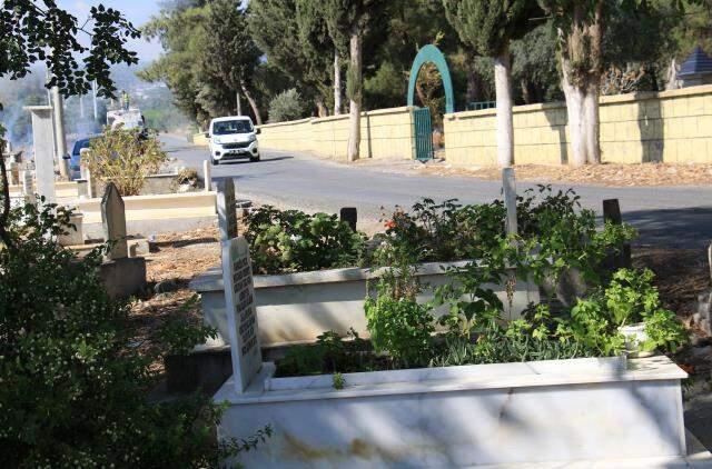 Mezarlığın içler acısı hali, yol bile geçiyor...