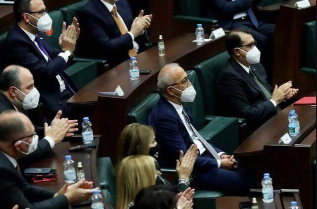 Geçen hafta Cumhurbaşkanı Erdoğan'ı alkışlamayan Lütfi Elvan, bu kez ayakta alkışladı