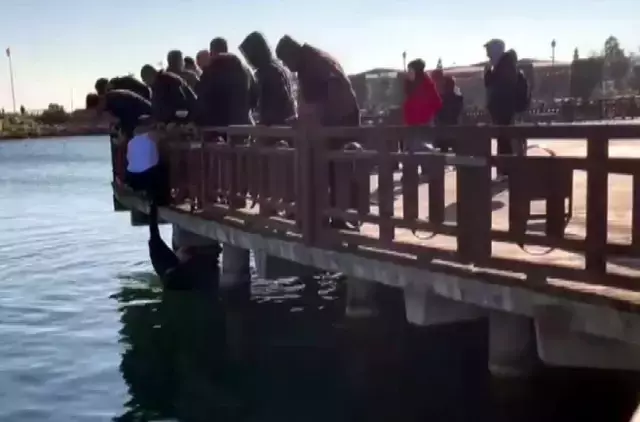 Kız arkadaşıyla tartıştıktan sonra denize atlayan genç, ölmesine dakikalar kala kurtarıldı