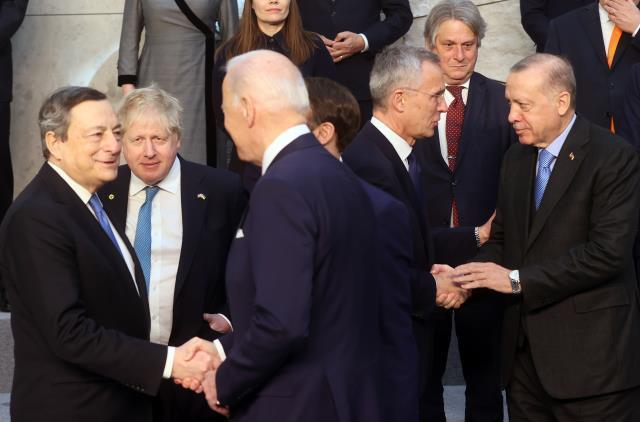 NATO Zirvesi'nde çekilen liderler fotoğrafında bir tek Almanya Başbakanı Scholz yer almadı