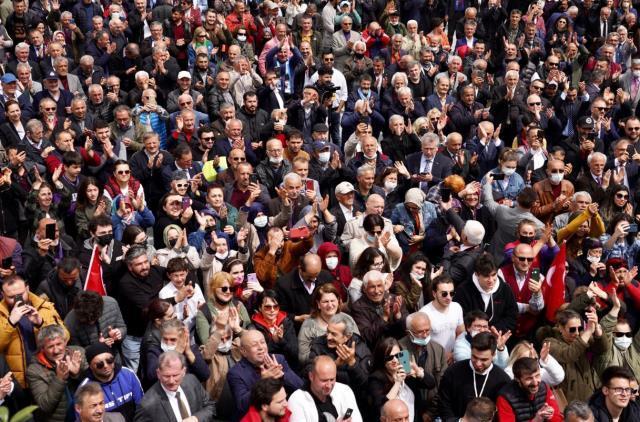 Dikkat çeken kare! İmamoğlu, Rize'de halkı selamlarken Cumhurbaşkanı Erdoğan'ın posteri kadraja girdi