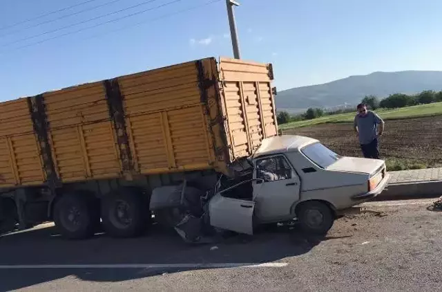 Tıra çarpan otomobil kağıt gibi ezildi! 3 kişilik ailenin yok olduğu kaza kamerada