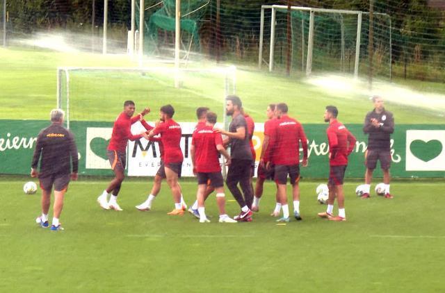 Galatasaray, yıldız futbolcularının ettiği kavgayla sarsıldı! İşte o anın görüntüleri