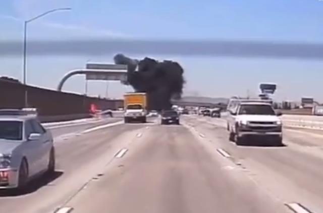 Uçak yolun ortasına düşerek alev aldı, pilot ve yolcular burnu bile kanamadı