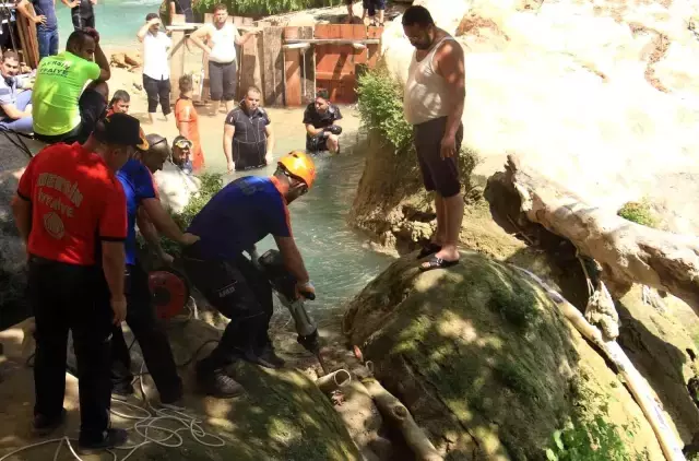 Terliğinin peşine giden çocuk, 30 tonluk kayanın altında sıkışarak öldü! Cesedi hala içeride