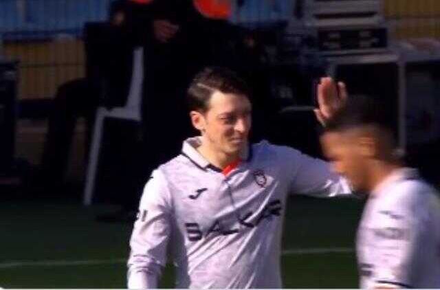 Dünya yıldızı ne halde! Mesut Özil'i izleyen herkes aynı yorumu yaptı