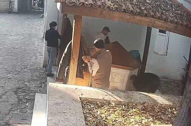 Camide abdest alan vatandaşı soydular, kıllara Şener Şen'in meşhur sahnesi geldi