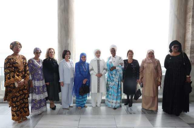 Emine Erdoğan İstanbul'a gelen devlet başkanlarının eşleriyle Topkapı Sarayı'nı ziyaret etti