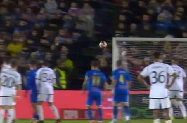 Takım arkadaşına dil dökerek topu alan Arda'nın frikiğini tüm stat ağzı açık izledi