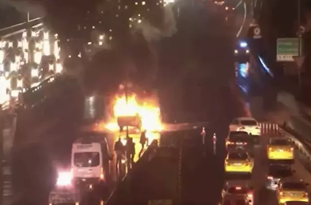 15 Temmuz Şehitler Köprüsü'nde alev alan otomobil kullanılamaz hale geldi