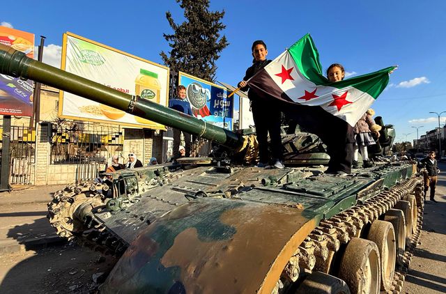 Esad'ın terk edilmiş tankları çocukların oyuncağı oldu