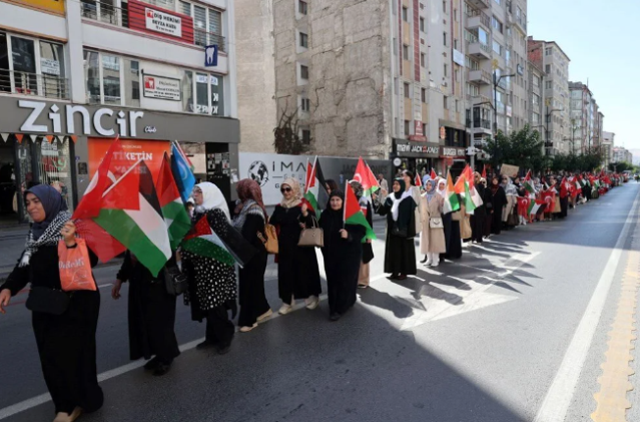 İstanbul Üsküdar'da binlerce kadın Gazze için sessiz zincir oluşturdu