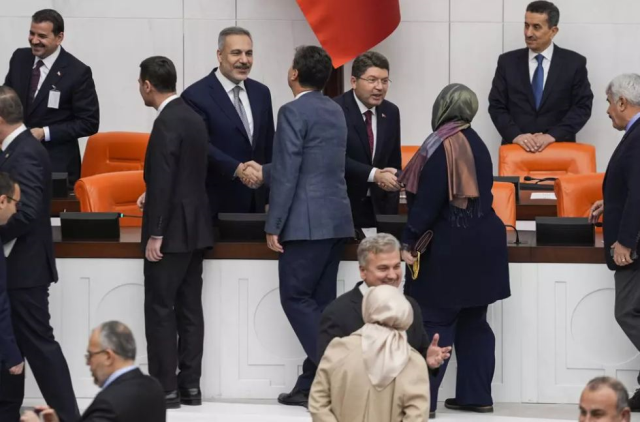 Meclis'te ender görülecek bir an: CHP'li vekilin hareketi AK Partili vekillerden alkış aldı