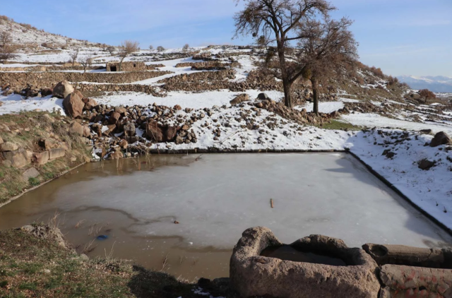 Erciyes'in eteklerinde heyelan riski nedeniyle taşınan mahalledeki bin yıllık 'Roma havuzu' tahrip edildi