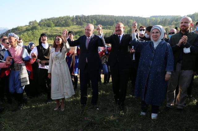 Azerbaycan'dan renkli görüntüler! Aliyev oynadı, Cumhurbaşkanı Erdoğan alkış tuttu