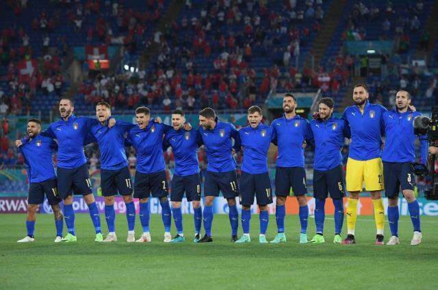 Başarının sırrı bu karede! İtalyan futbolcular milli marşlarını haykırarak okudu