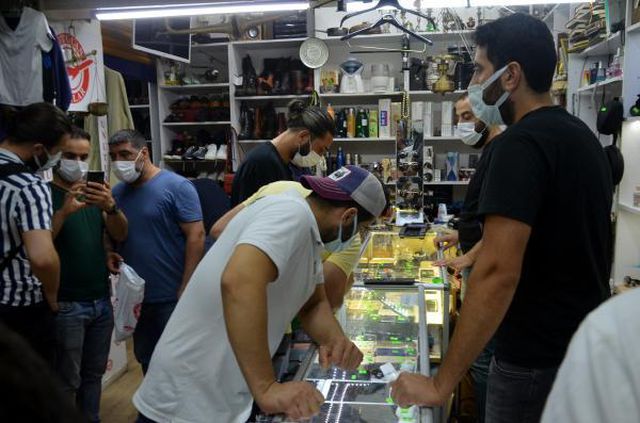 Uçakta unutulan eşyaları alma kuyruğu caddeye taştı