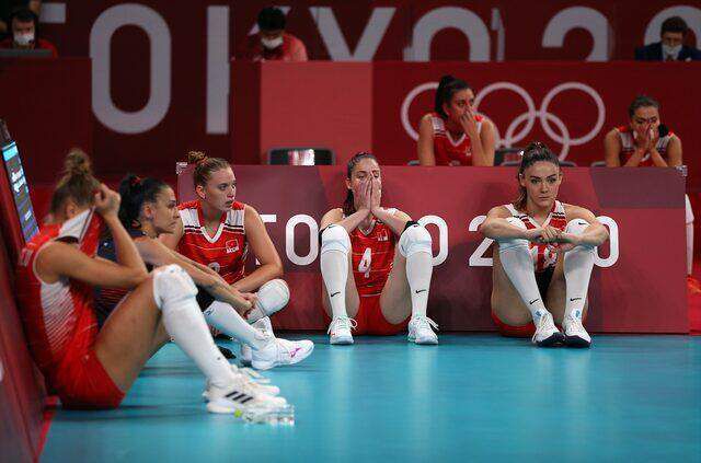 Güney Kore'ye elenen Kadın Voleybol Takımımız, yere kapanıp hüngür hüngür ağladı