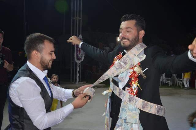 Düğünde damada arkadaşları tarafından 60 metre uzunluğunda 5 liralık banknotlar takıldı